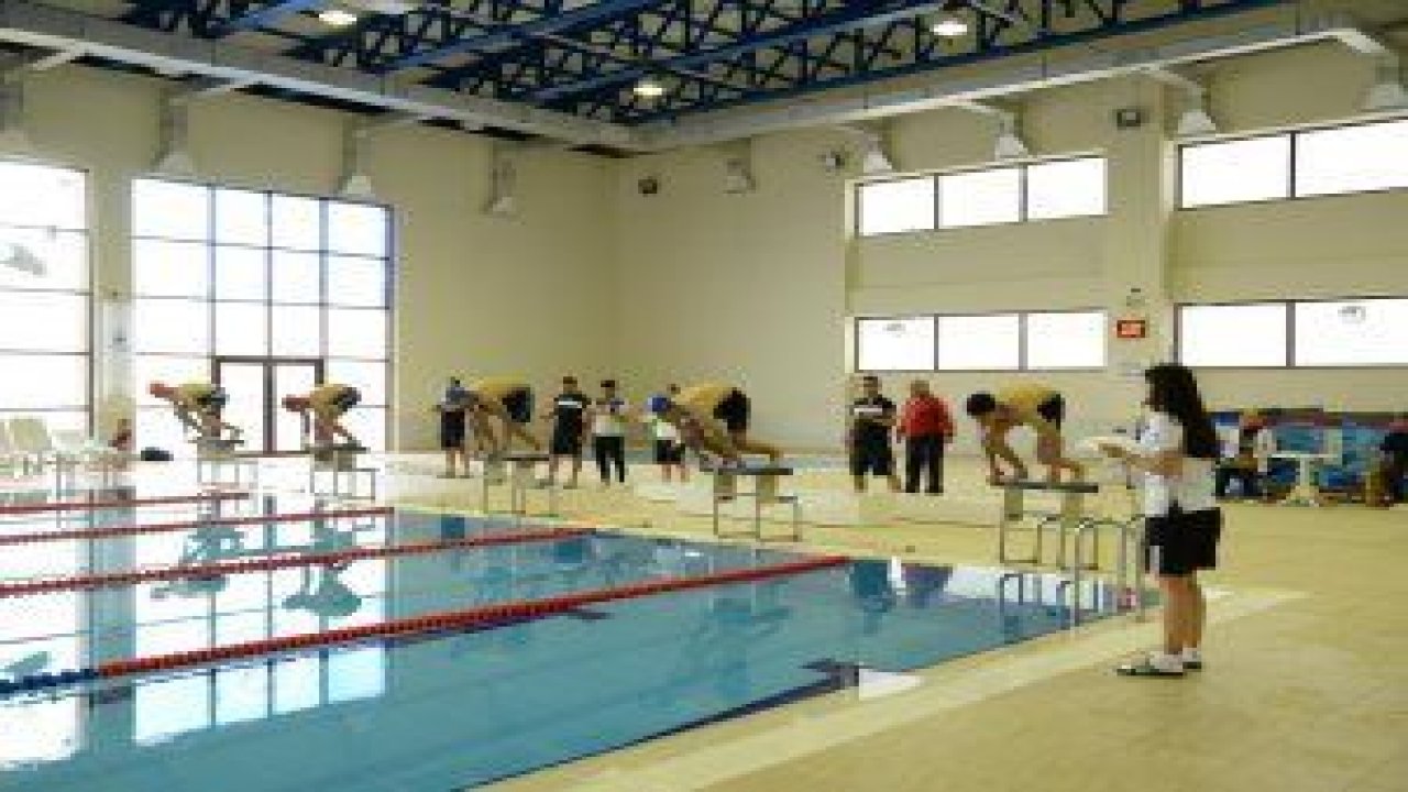 Kahramankazan Belediyesi, yüzme bilmeyen 7-14 yaş aralığındaki çocuklar için yüzme kursu açtı