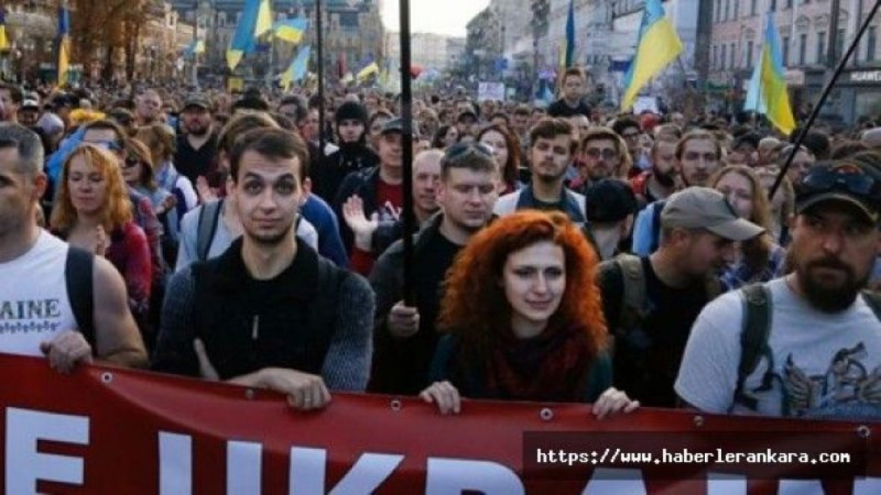 Ukrayna'da binlerce kişi protesto için sokağa çıktı
