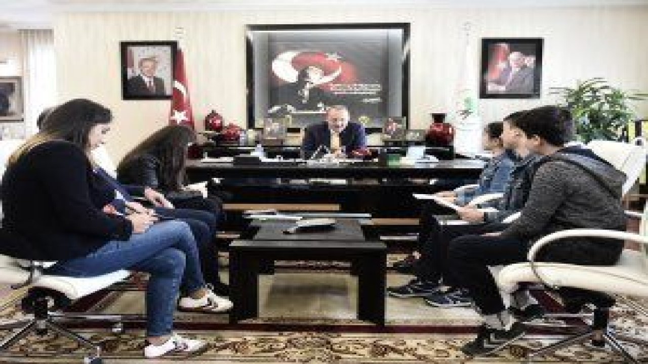 Mamak Belediye Başkanı Mesut Akgül, Atlıoğlu İlköğretim Okulu öğrencilerine okul gazetesi için röportaj verdi