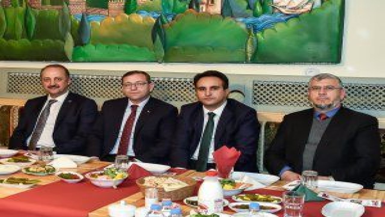 Mamak Belediyesi ile kardeş belediye olan Van Çaldıran Belediye Başkanı Tekin Dündar, Mamak Belediye Başkanı Mesut Akgül’ü makamında ziyaret etti