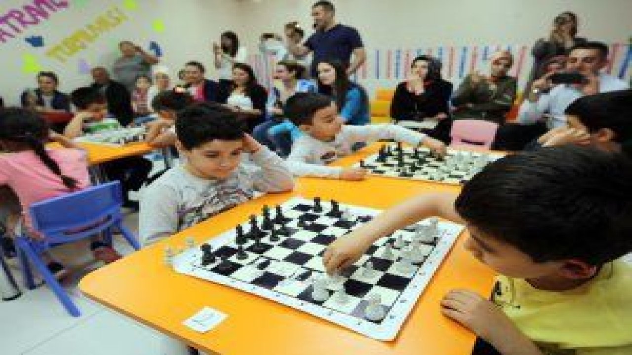 Yenimahalle Belediyesi’nin 5 ayrı anaokulunda 6 yaş grubu öğrenciler arasında satranç turnuvası düzenlendi