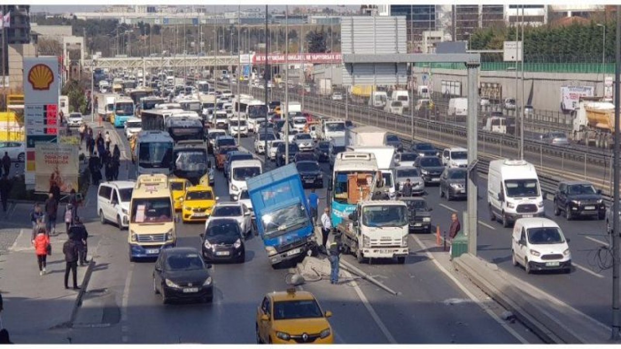 Yenibosna’da E-5’i kilitleyen kaza