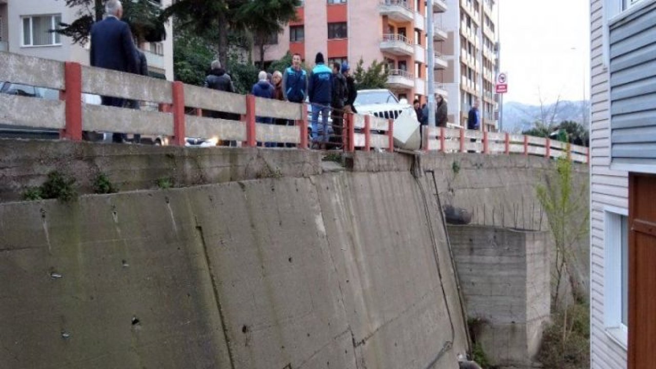 20 metreden aşağıya uçmaktan son anda kurtuldular: 2 yaralı