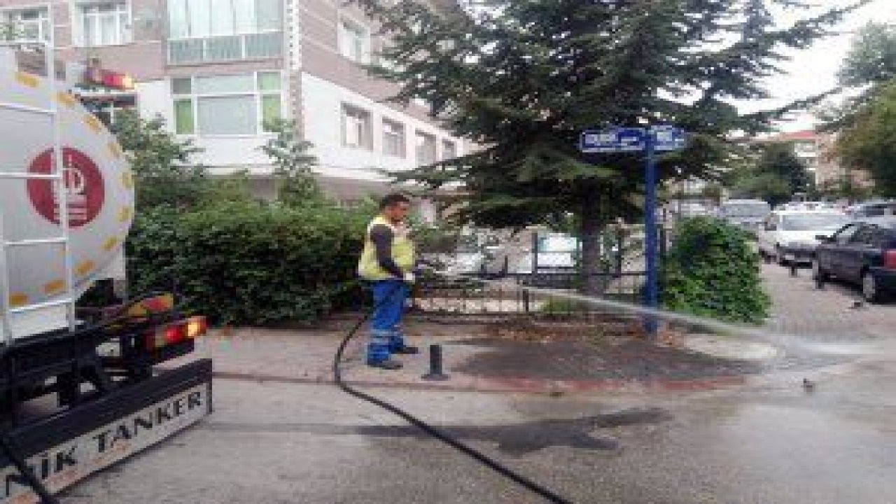 Keçiören Belediyesi Temizlik İşleri Müdürlüğü’ne bağlı Baypas ekibi, cadde ve sokakları sıklıkla temizlemeye devam ediyor