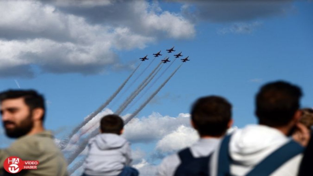 Türk Yıldızları ve SU-30 TEKNOFEST’te nefes kesti