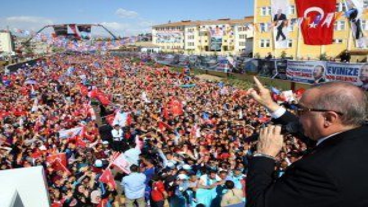 Cumhurbaşkanı Recep Tayyip Erdoğan, Siirt Yeni Spor Salonu'nu önünde kendisini bekleyen vatandaşlara hitap etti
