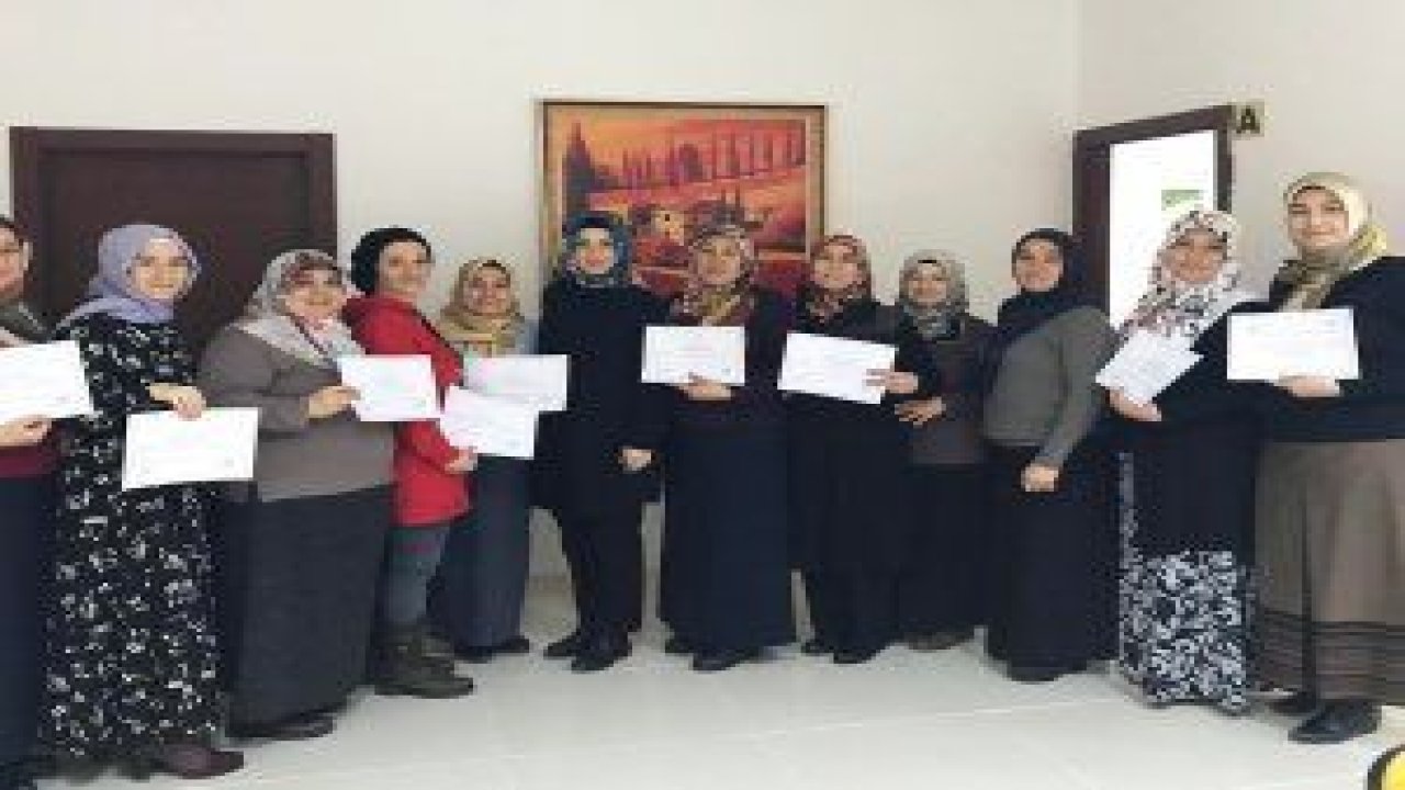 Pursaklar Belediyesi Saray Hanım Evi üyesi kadınlar örgü, mefruşat, dikiş, ilk yardım ve diksiyon kurslarını başarıyla bitirip sertifika aldı