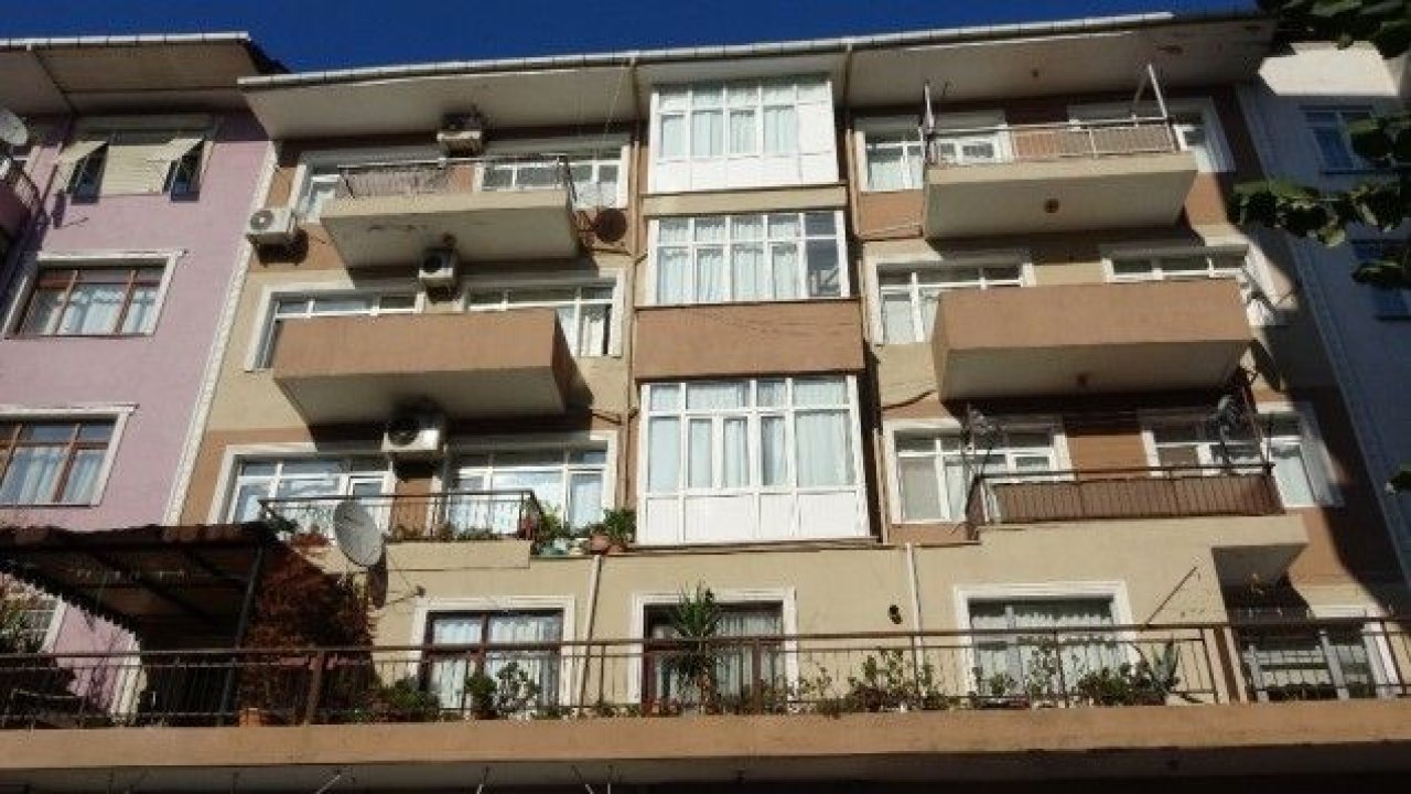 Kartal’da çatlaklar oluşan 4 katlı bina boşaltıldı