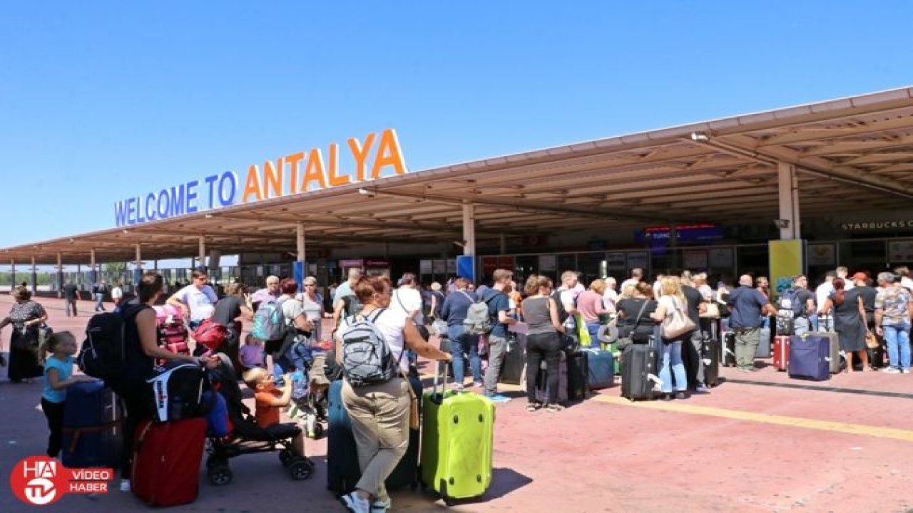 Antalya Havalimanı’nda ’Thomas Cook’ kuyruğu