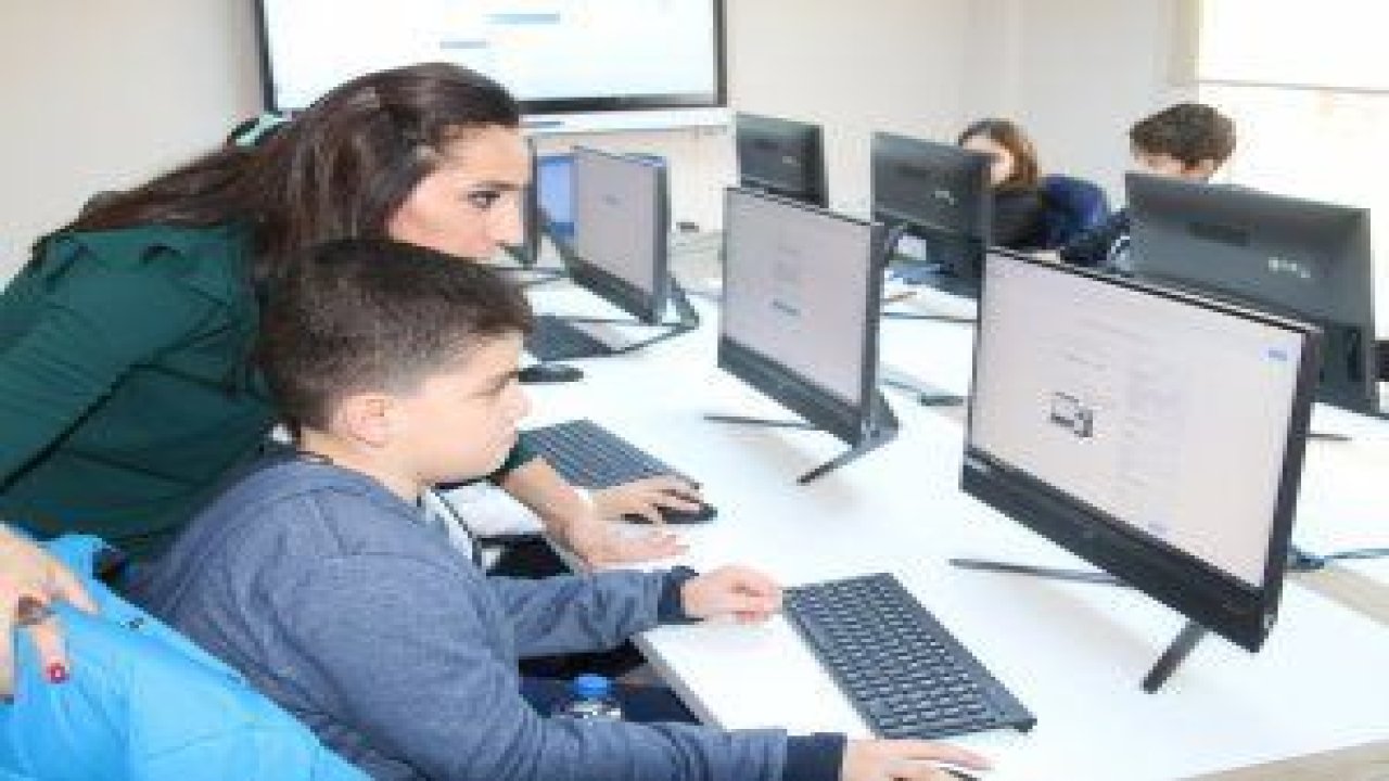 Çocuk Teknoloji Evi’nde güz dönemindeki eğitimlerle sertifikalarını alan 192 çocuktan sonara, bahar döneminde de 192 çocuk teknoloji eğitimi alıyor