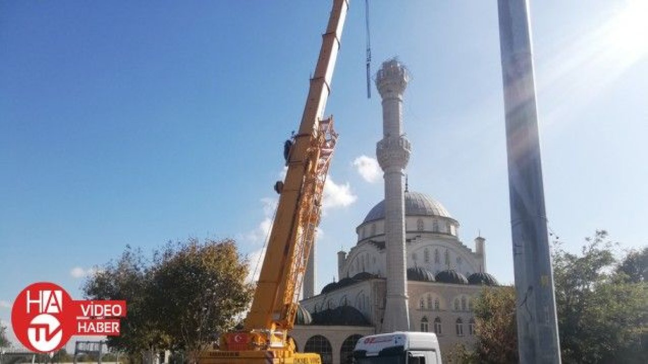 Avcılar’da yarısı yıkılan minarenin söküm çalışması başladı