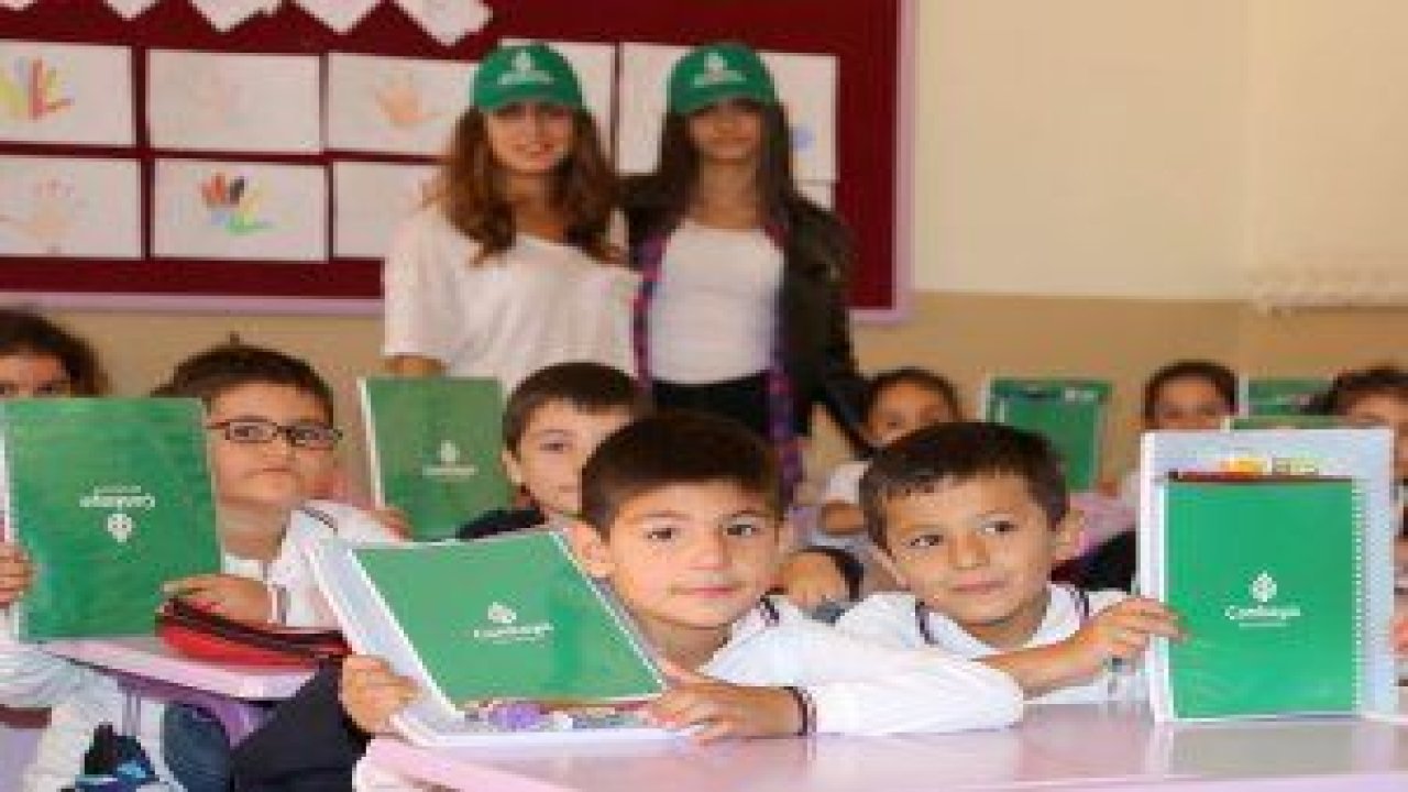 Başkan Taşdelen 2017-2018 eğitim-öğretim yılına başlayan öğrencilere hediyesini ulaştırmaya devam ediyor