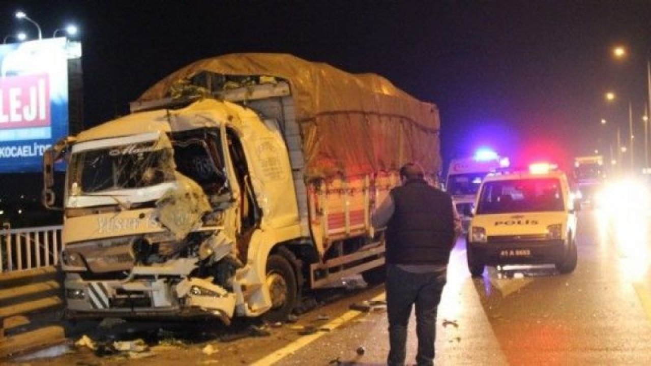 Kocaeli’de sebze yüklü kamyon tıra arkadan çarptı: 2 yaralı