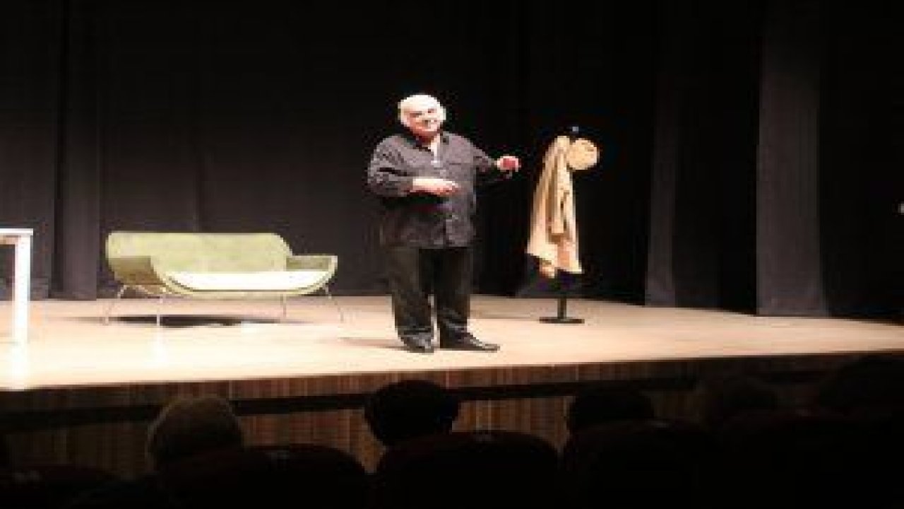 Usta tiyatrocu Enis Fosforoğlu yeni oyunu “İyi Misin” ile Çankaya Belediyesi Yılmaz Güney Sahnesi’nde izleyiciyle buluştu