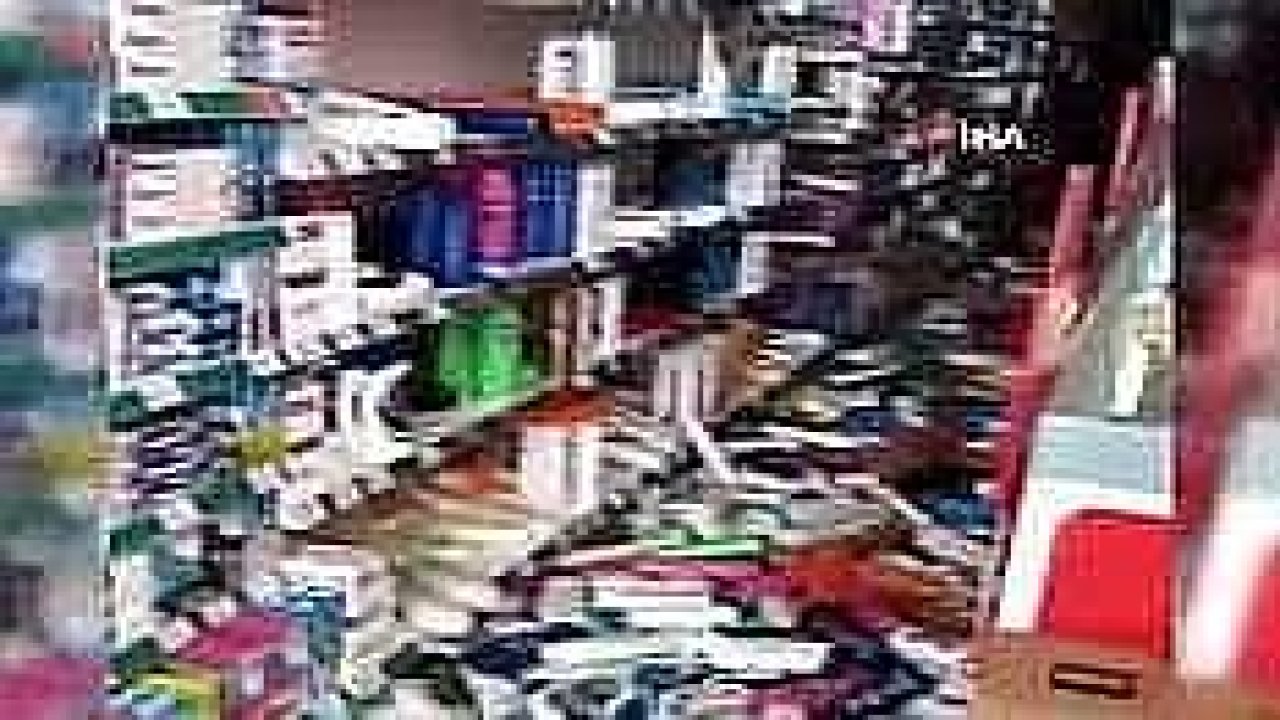 Deprem anında market raflarındaki tüm ürünler yere devrildi