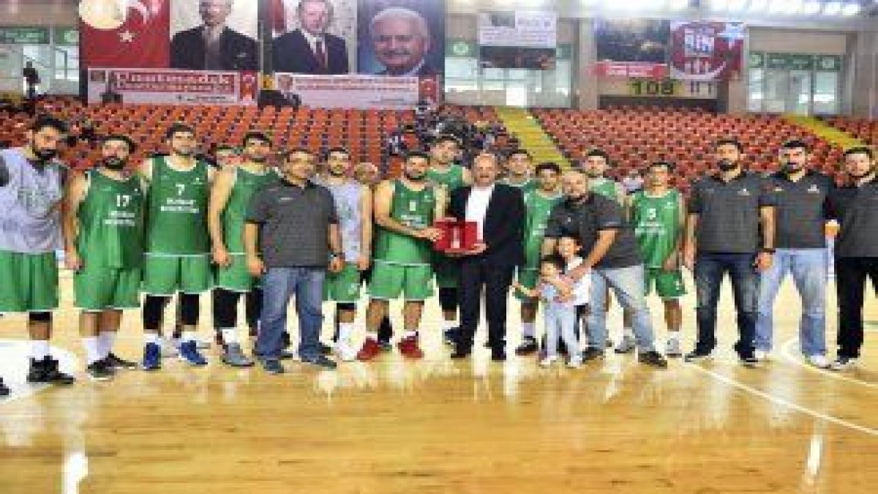 15 Temmuz Şehitleri Turnuvası finalinde Bursa İnegöl Belediyesi’ni 90-81 yenen Mamak Belediye Basketbol Takımı, turnuvanın şampiyonu oldu