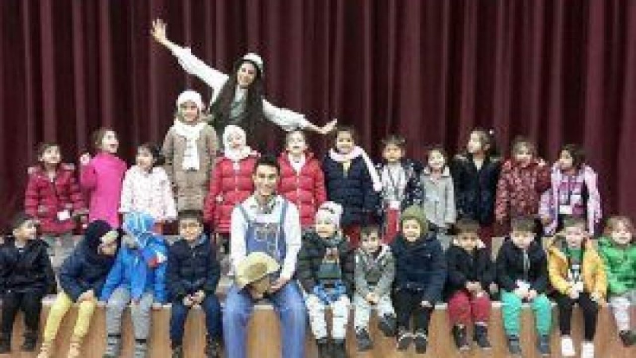 Neşeli Minikler Kreşi öğrencileri, “Çiftlikte Parti Var” tiyatrosunda eğlenceli zaman geçirdi
