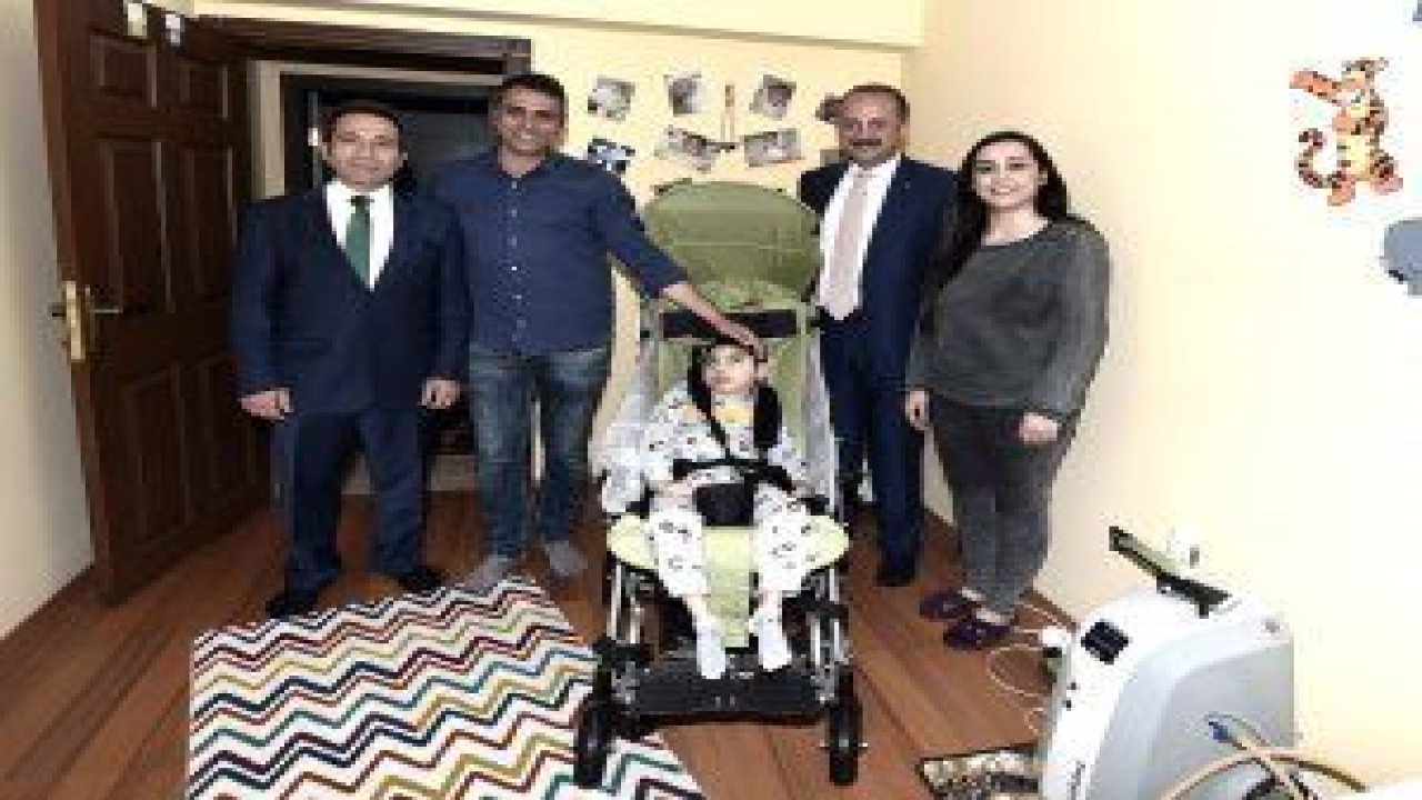 Mamak Kaymakamı Ali Mantı ve Başkan AK Bingül ailesine engelli puseti hediye ettiler