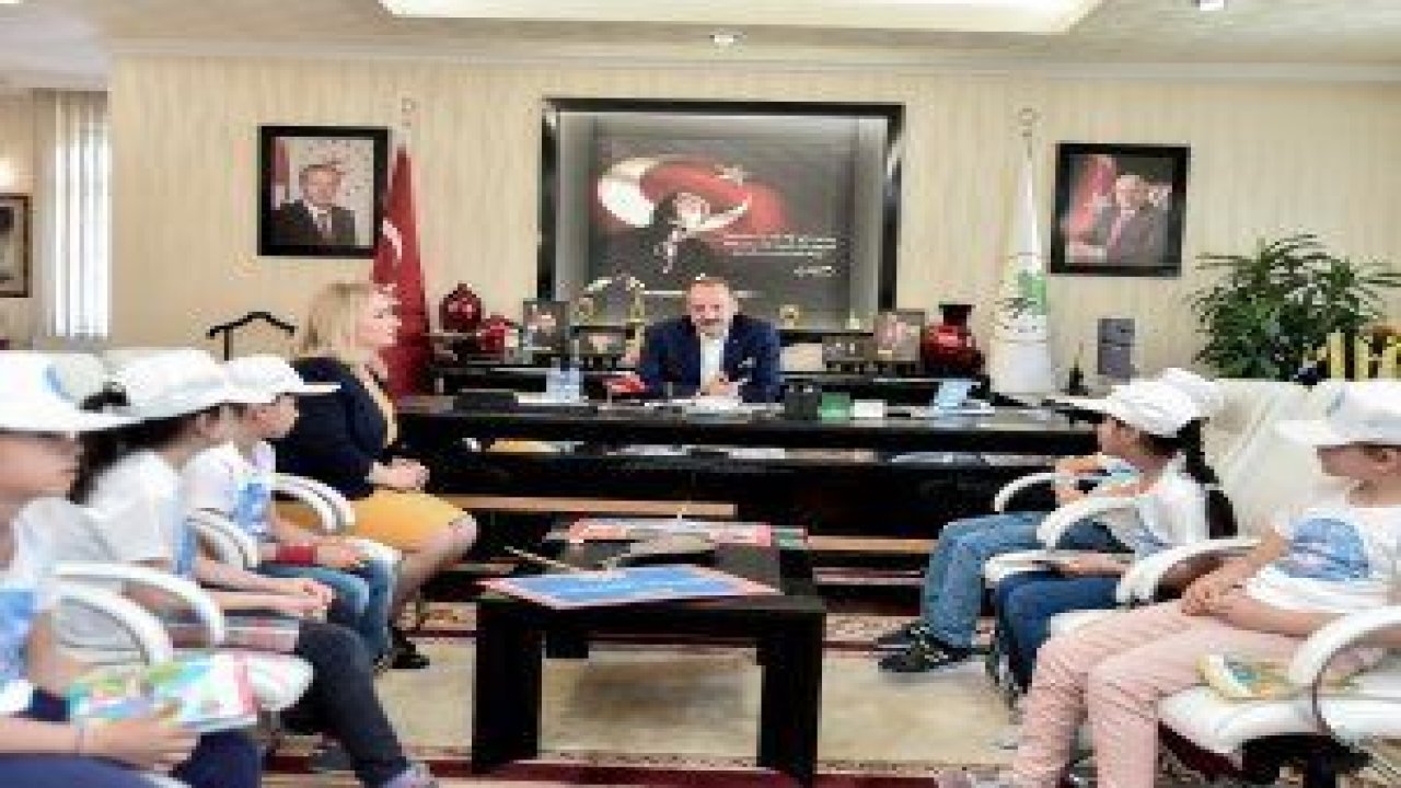 Mesut Akgül, "Okumayı Seviyorum" isimli uluslararası kitap okuma projesi için öğrencilerle buluştu