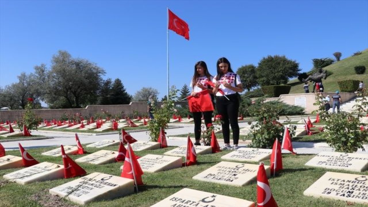 Dumlupınar Şehitliği'nde ziyaretçi yoğunluğu