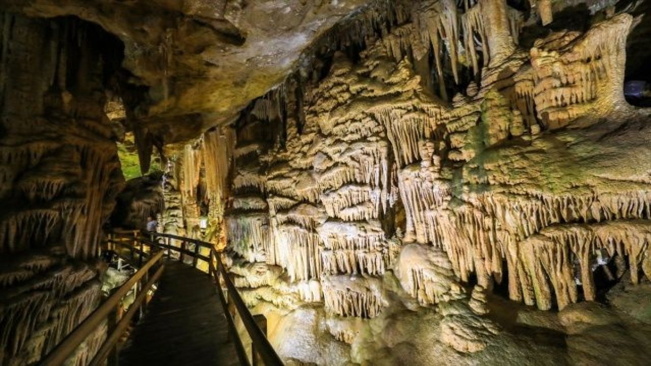 Sarkıt ve dikitleriyle ünlü Karaca Mağarası yerli ve yabancı turistlerin ilgisini çekiyor