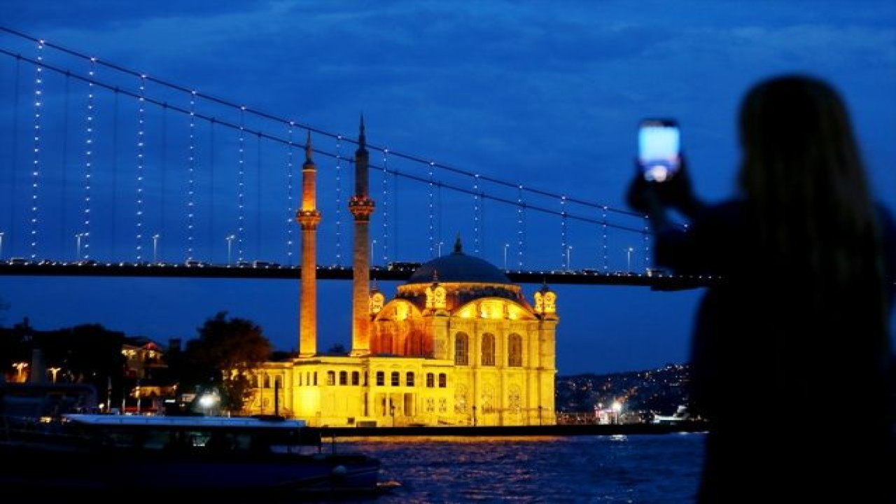 İstanbul'da 15 Temmuz Şehitler Köprüsü ve Ortaköy'de Akşam Manzaraları