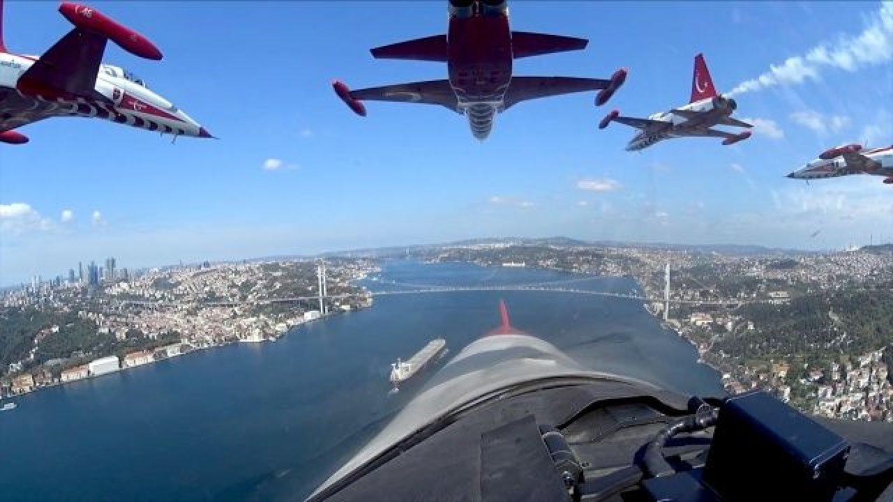 Türk Yıldızları'nın İstanbul'u selamlamasına "kokpit içi" bakış