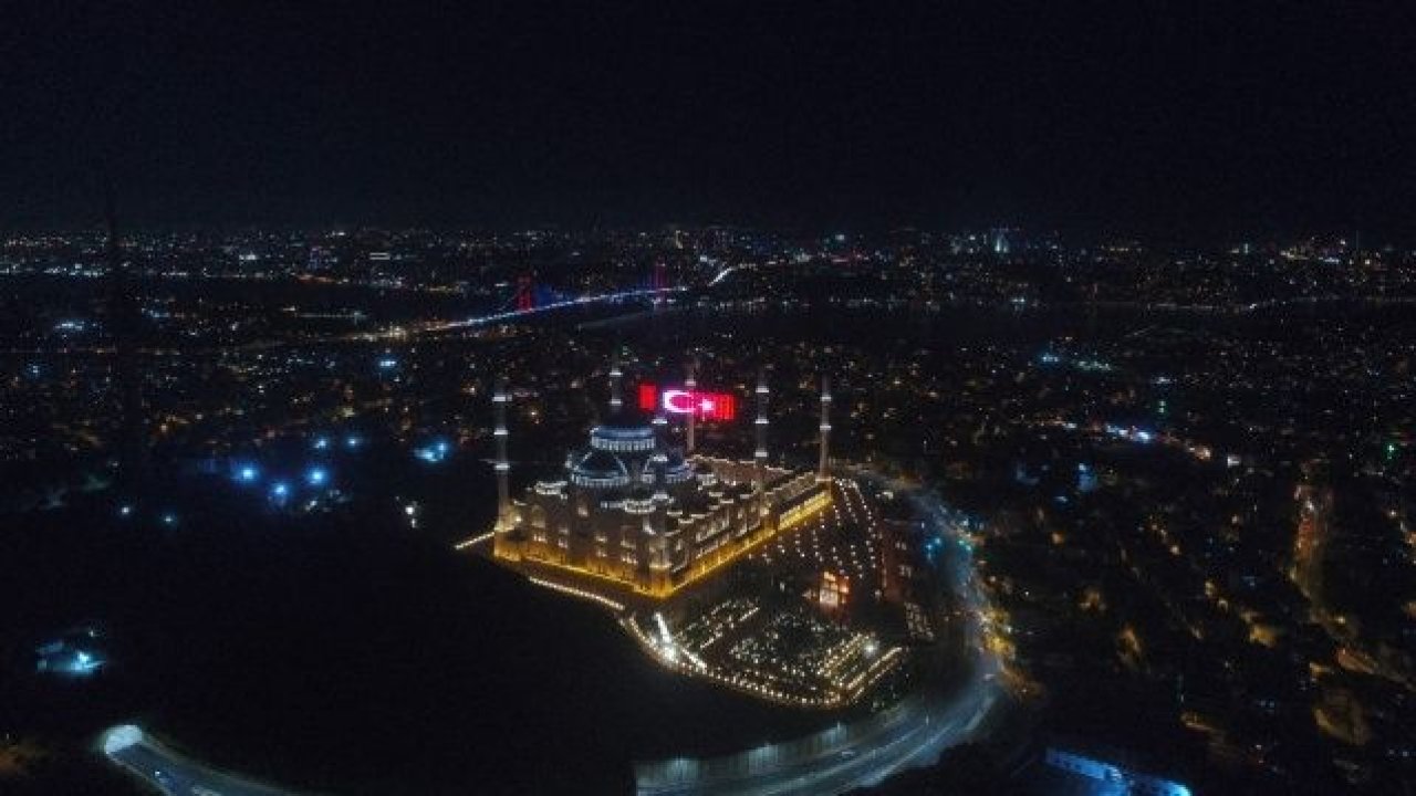 Çamlıca Camii’nde 15 Temmuz’a özel dev led Türk Bayrağı