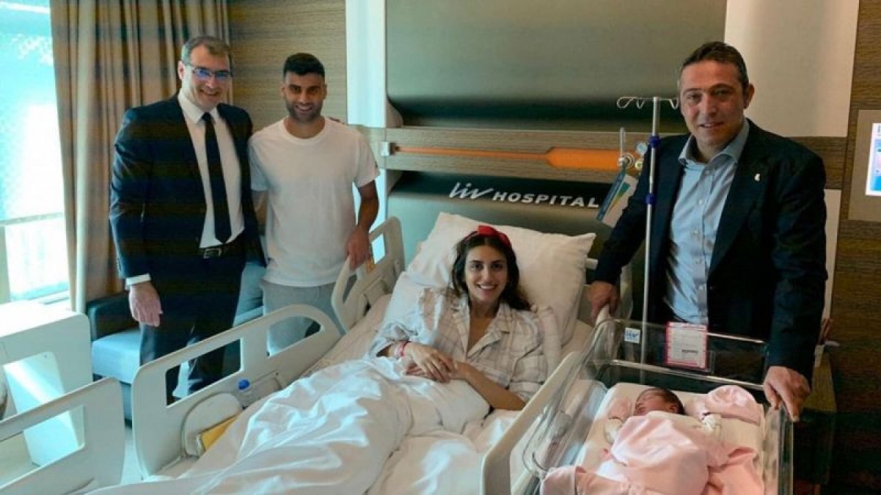 Fenerbahçeli futbolcu Deniz Türüç 2. çocuğunu kucağına aldı