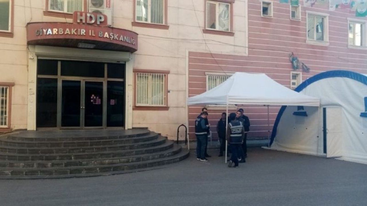 Evlat nöbetindeki ailelere dayanamayan HDP’liler, parti binasını terketti
