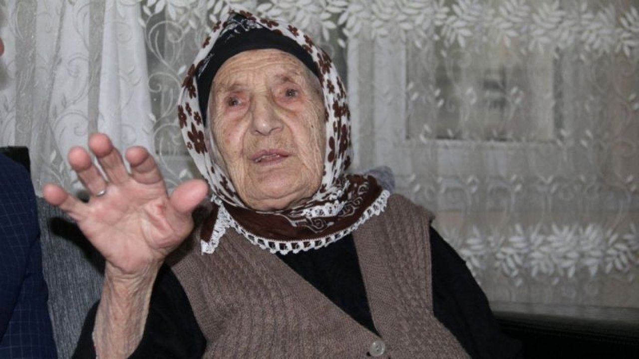 107 yaşındaki Emine nine görüntüsü ile dikkat çekiyor