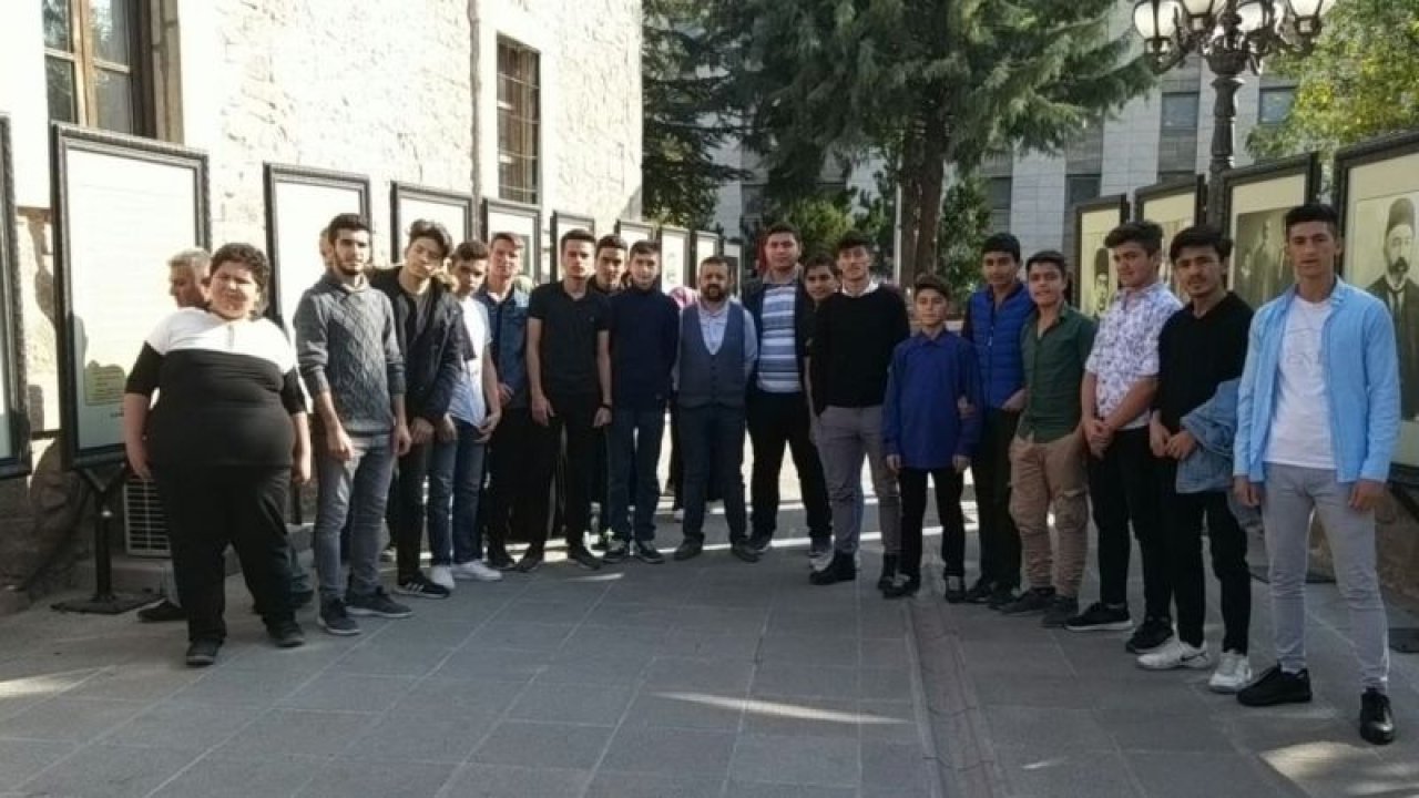Sincanlı gençler Kudüs Şairi Nuri Pakdil'in kabini ziyaret etti