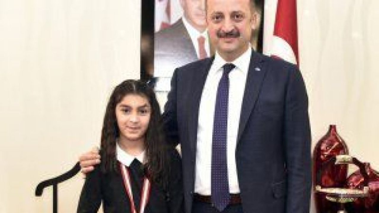 Gençlerbirliği Sporcularından Nazlı İrem Çabuk Mamak Belediye Başkanı Mesut Akgül’ü ziyaret etti