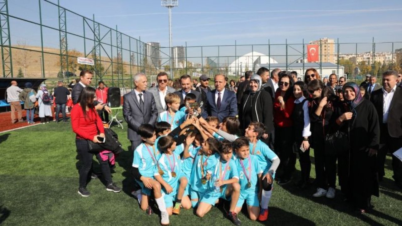 Etimesgut'ta futbol şenliğinin şampiyonu Cahit Zarifoğlu İlkokulu oldu