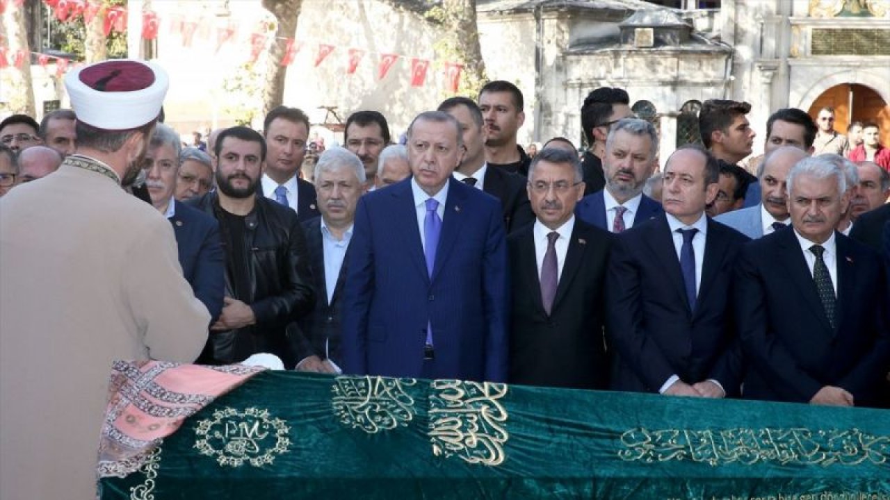 Cumhurbaşkanı Erdoğan, Akbaşoğlu'nun annesinin cenazesine katıldı