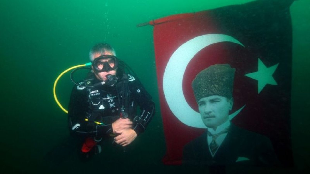 Büyük Önder Atatürk'ü su altında andılar