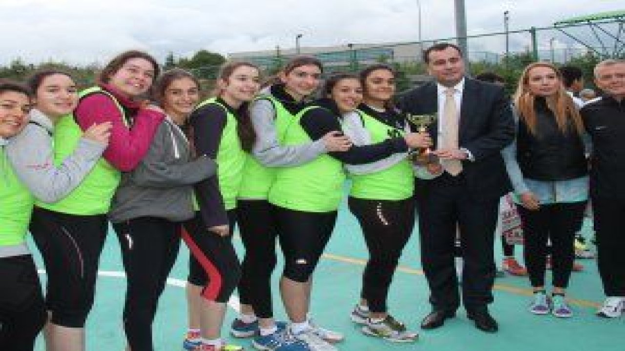 Çankaya Belediyesinin, 19 Mayıs Atatürk’ü Anma Gençlik ve Spor Bayramı dolayısıyla düzenlediği liseler arası spor turnuvasına 42 okuldan bine yakın öğrenci katılıyor