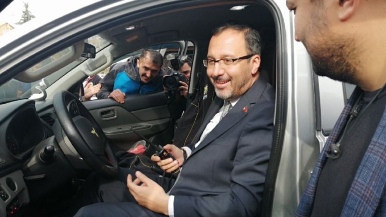 Gençlik ve Spor Bakanı off-road aracına binip poz verdi