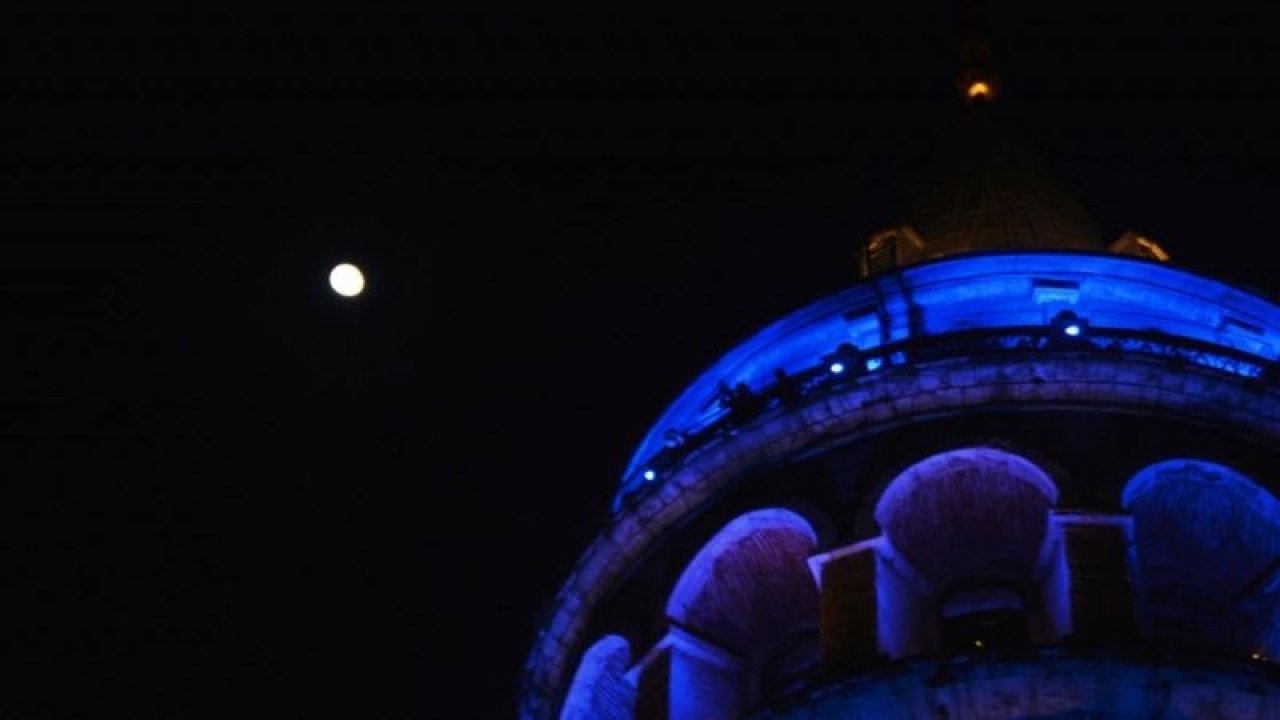 İstanbul’un simgelerinden Galata Kulesi maviye bulandı