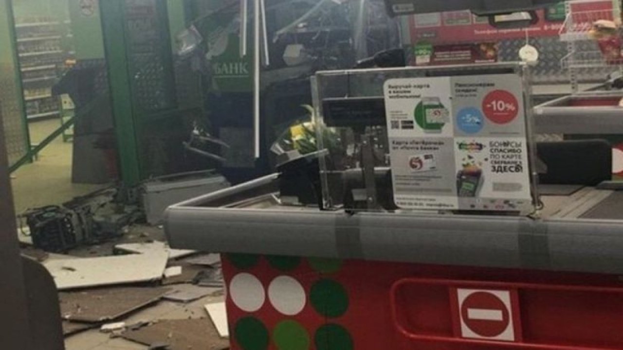 Hırsızlar ATM’deki paraları boşaltmak için bomba kullandı