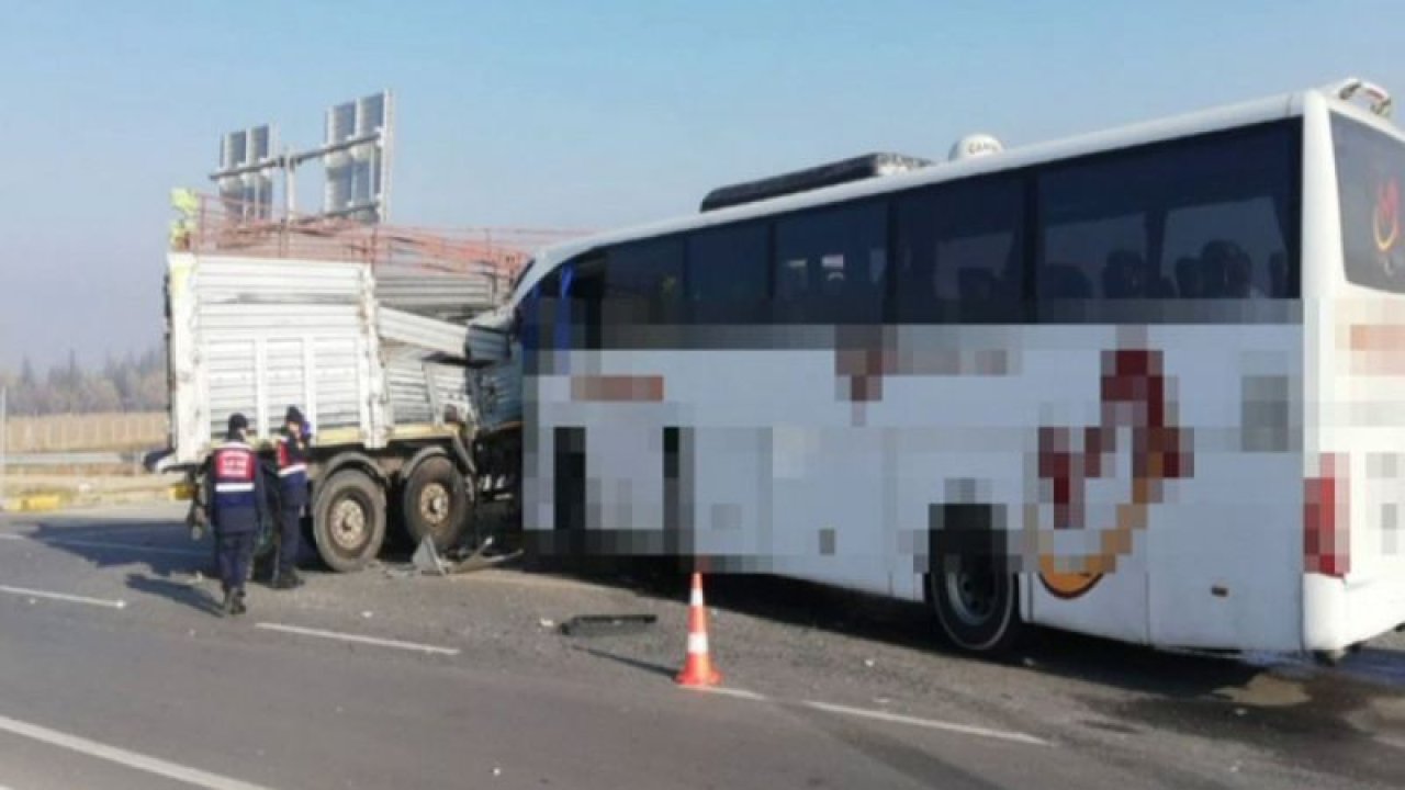 Afyonkarahisar’da yolcu otobüsü ile tır çarpıştı