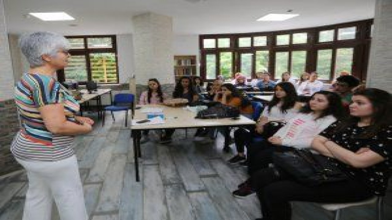 Yenimahalle Belediyesi açtığı eğitime yardımcı kurslarında dört dörtlük eğitim veriliyor