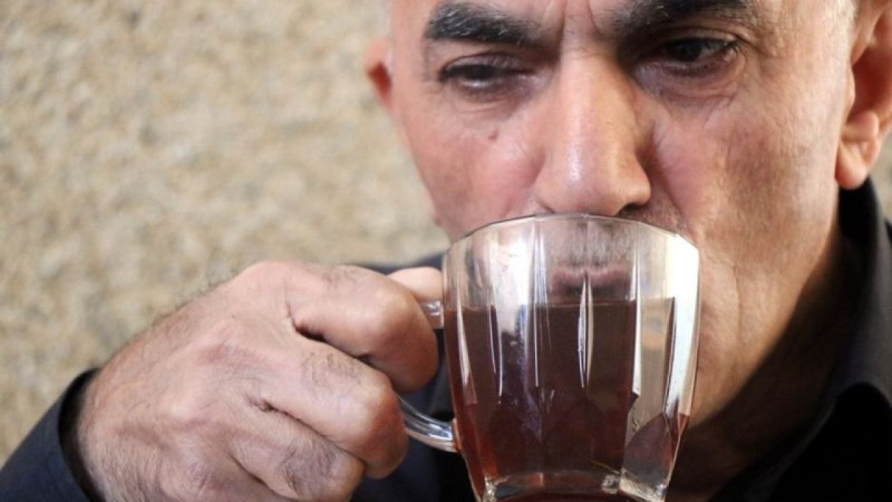 Yemek borusu kanserinin en büyük sebebi sıcak çay içilmesi