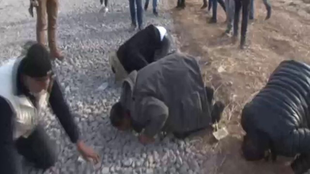 Suriyeliler geri döndükleri ülkelerinde secde edip toprağı öptüler