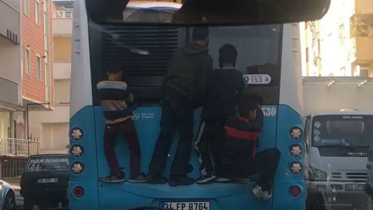 Özel halk otobüsünün arkasına takılan çocuklar yürekleri ağza getirdi