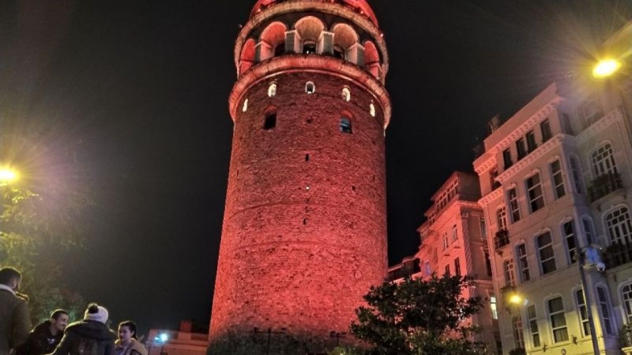 İstanbul’un tarihi yapıları ve kentin simgeleri turuncu rengine büründü