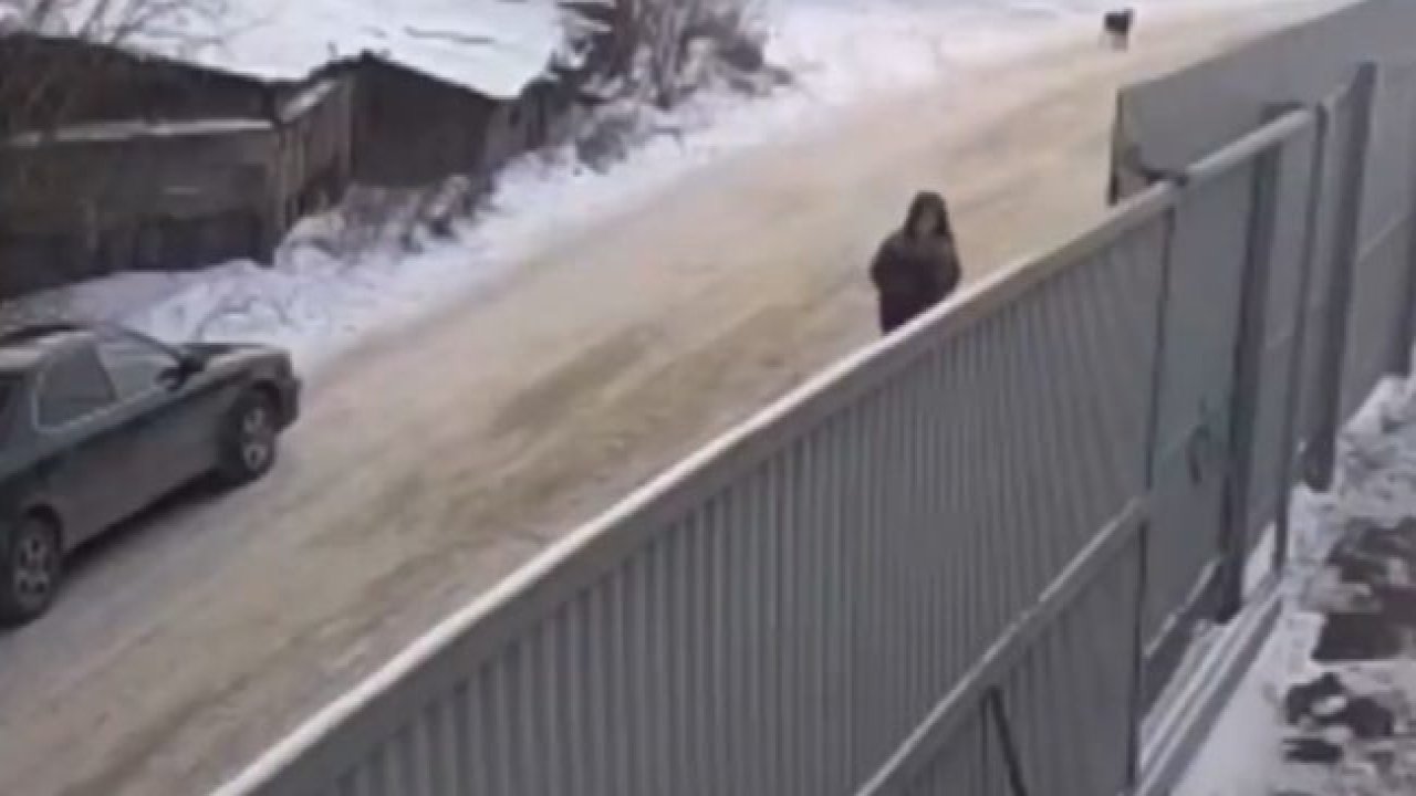 Sapık Şahıs 9 Yaşındaki Kızı Okul Önünden Kaçırdı: Kamera O Anları Kaydetti...