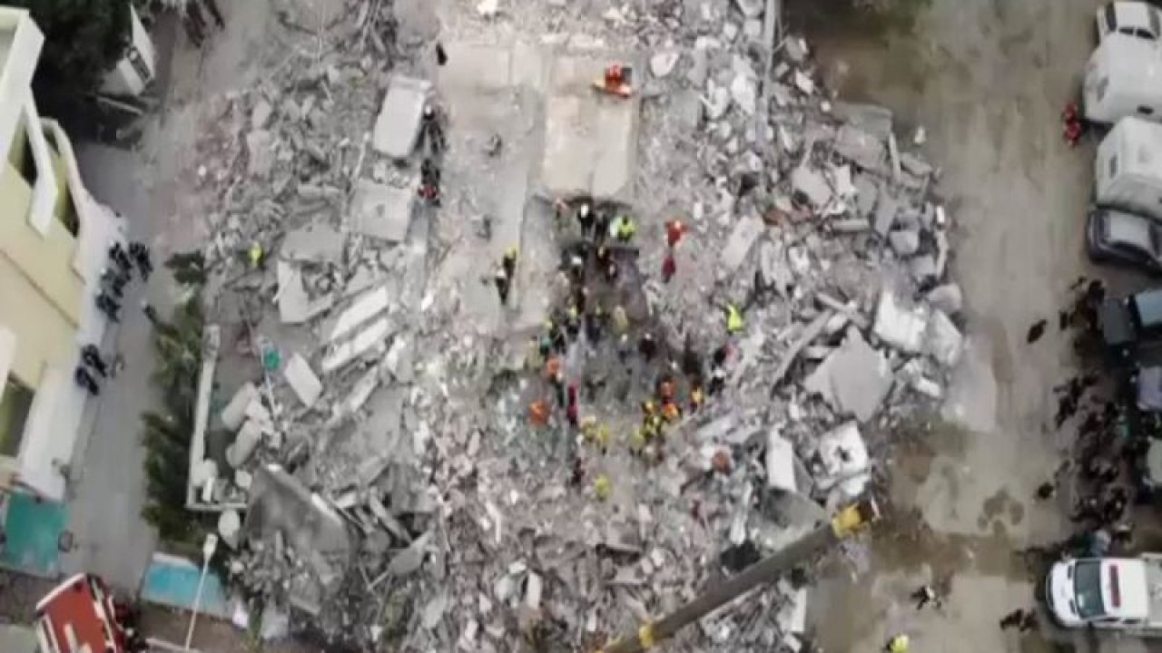 Depremin ardından meydana gelen yıkım havadan görüntülendi