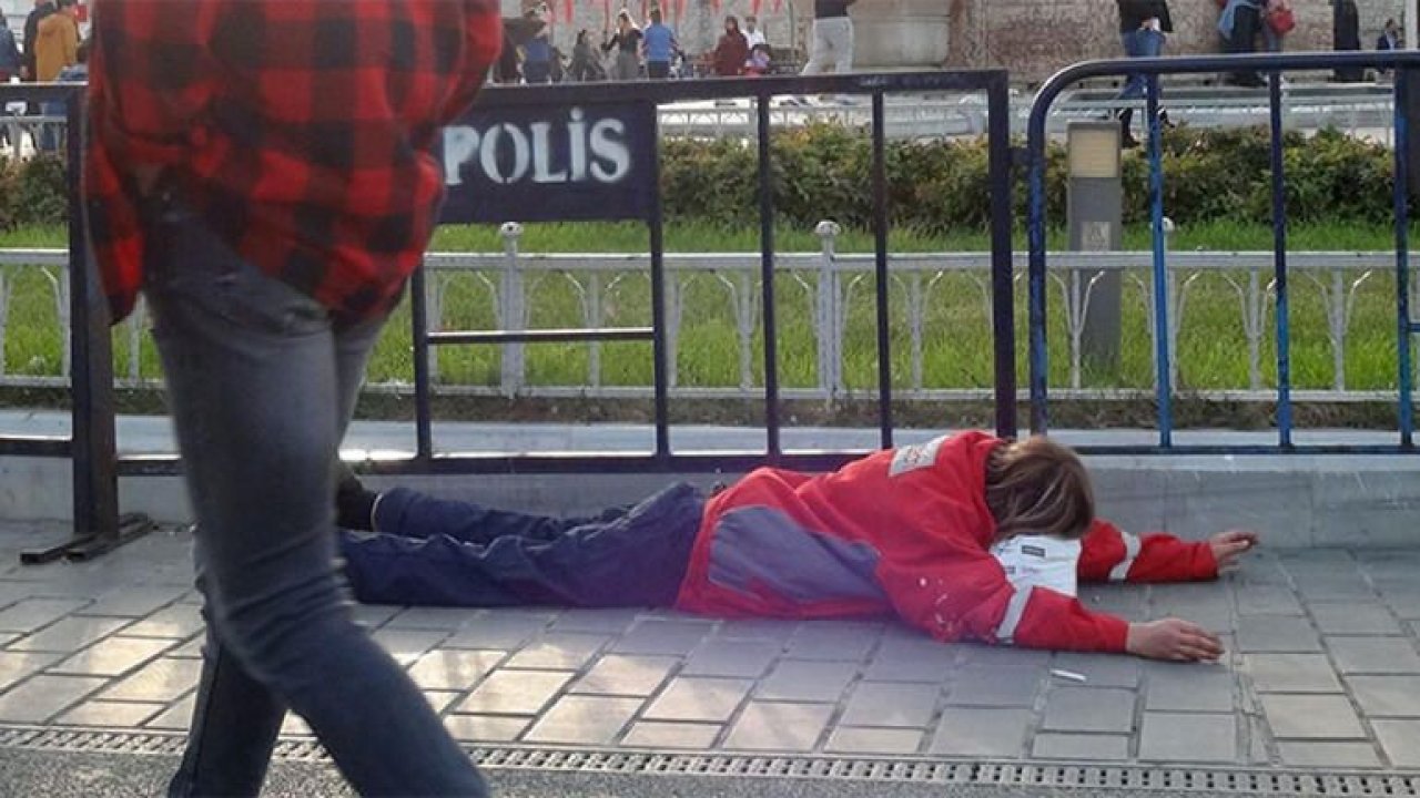 İstanbul'da Yürek Yakan Görüntü: Bir Kadın Su Verip...