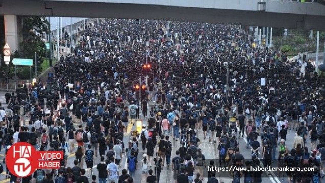 Hong Kong'daki protestolarda öğrencilere gözaltı